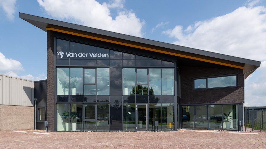 Nieuwbouw bedrijfspand-kantoor Van der Velden Buren