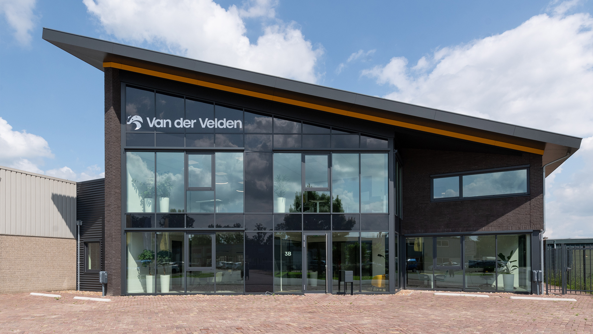 Nieuwbouw bedrijfspand-kantoor Van der Velden Buren